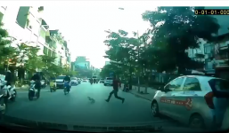 Thót tim khoảnh khắc người đàn ông suýt bị ô tô đâm khi đuổi theo con chó